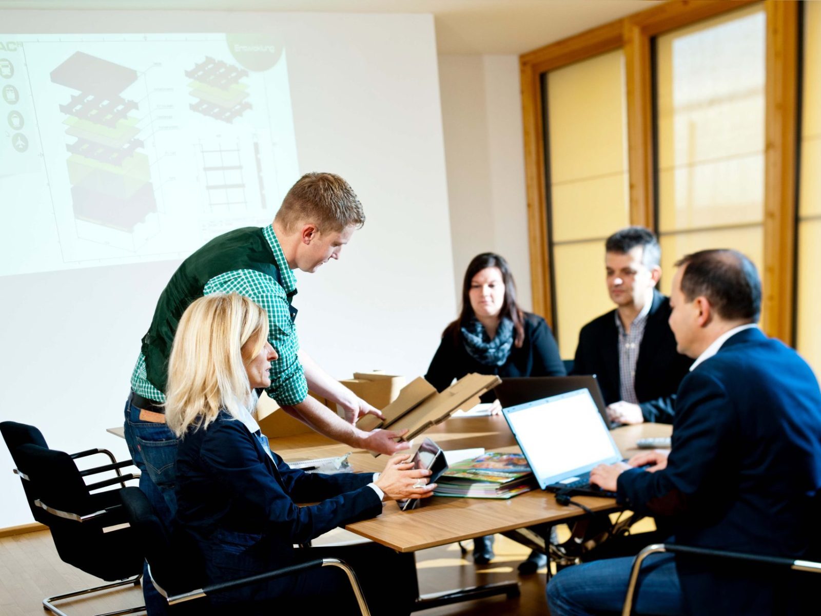 Team bespricht ein Verpackungskonzept anhand von Zeichnungen und Mustern