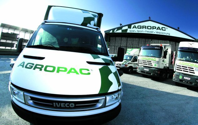AGROPAC-Fuhrpark mit Lieferwagen und Lkw am Standort Breitenfeld