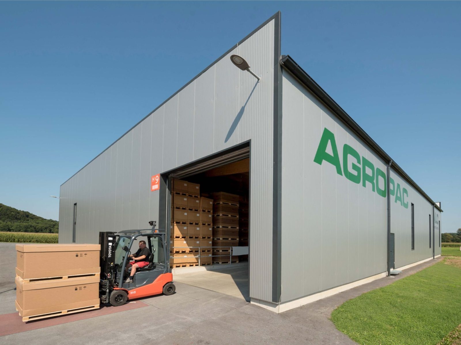 AGROPAC Logistic Center mit Gabelstapler und großformatiger Komponentenverpackung