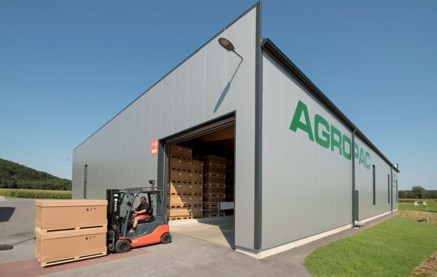 AGROPAC Logistic Center mit Gabelstapler und großformatiger Komponentenverpackung