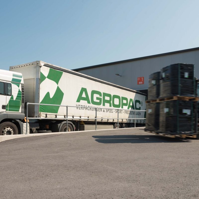 Gabelstapler bei der Verladung vor einem AGROPAC-Lkw