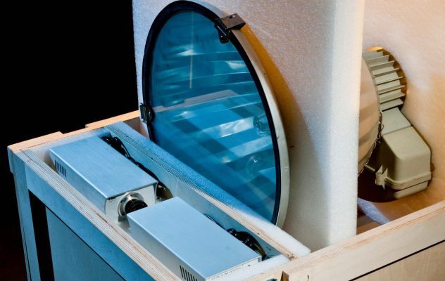 Geöffnete Holzkiste mit passgenauer Innenausstattung für technisches Equipment