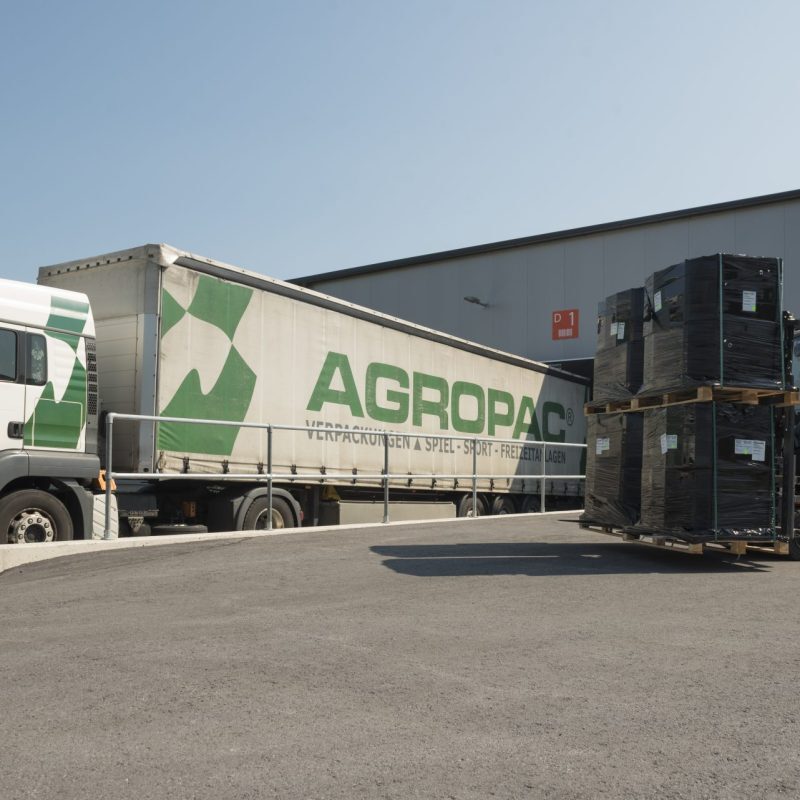AGROPAC-Lkw und Gabelstapler bei der Verladung am Standort Breitenfeld