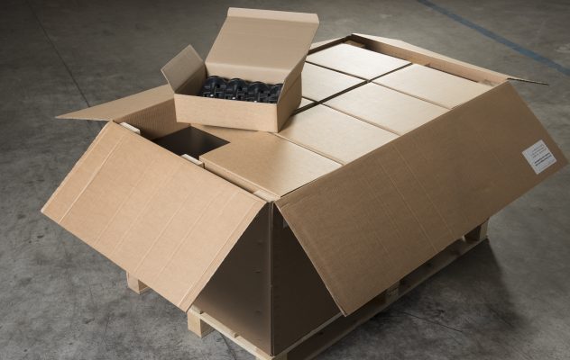Geöffnete Kartonverpackung mit passgenauem Innenleben auf einer Palette