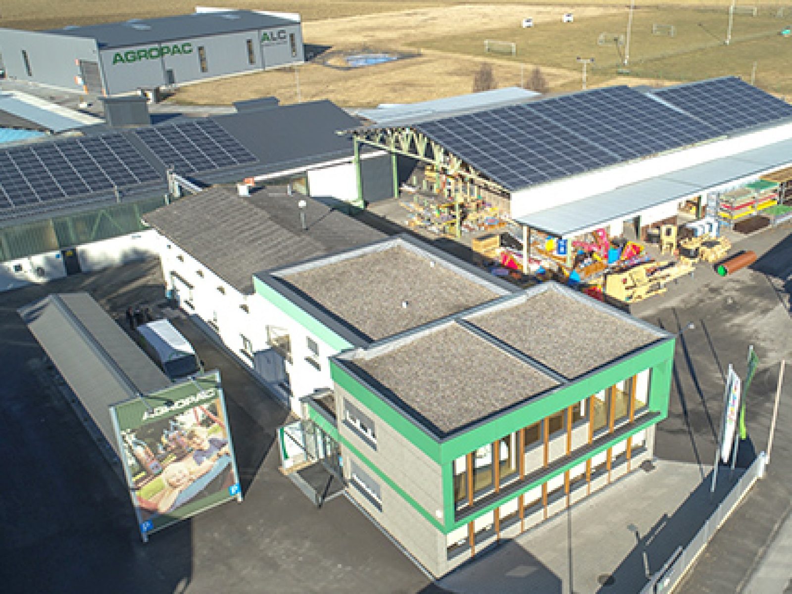 Luftaufnahme des AGROPAC-Standorts in Breitenfeld mit Produktionshallen und Photovoltaikanlage