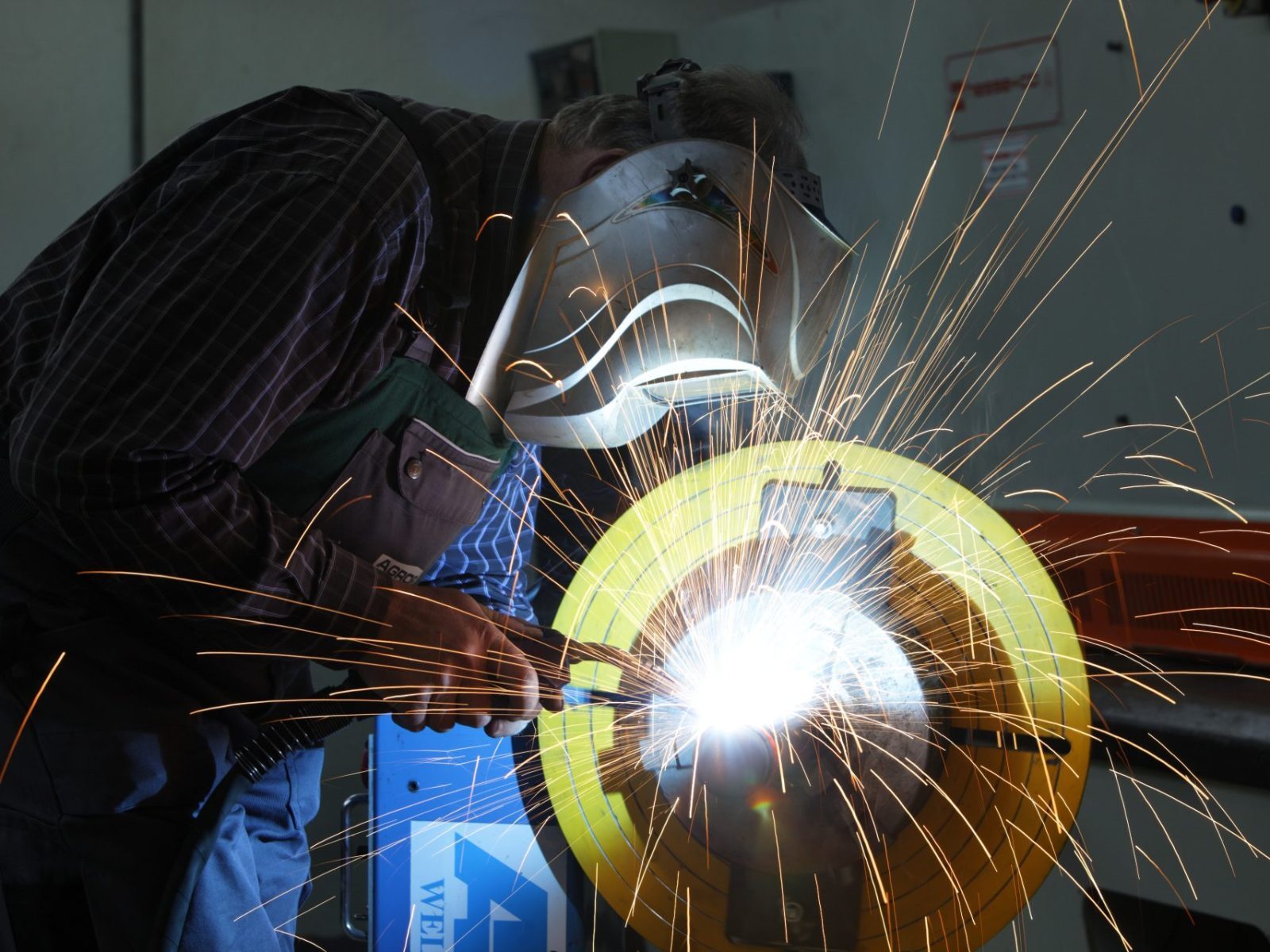 Schweißarbeiten an einer Metallkonstruktion in der AGROPAC-Produktion